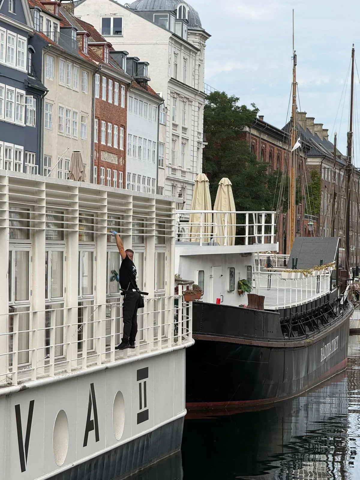 Vinduespudser fra TRO Vinduespudsning i arbejde ved kanalen i København